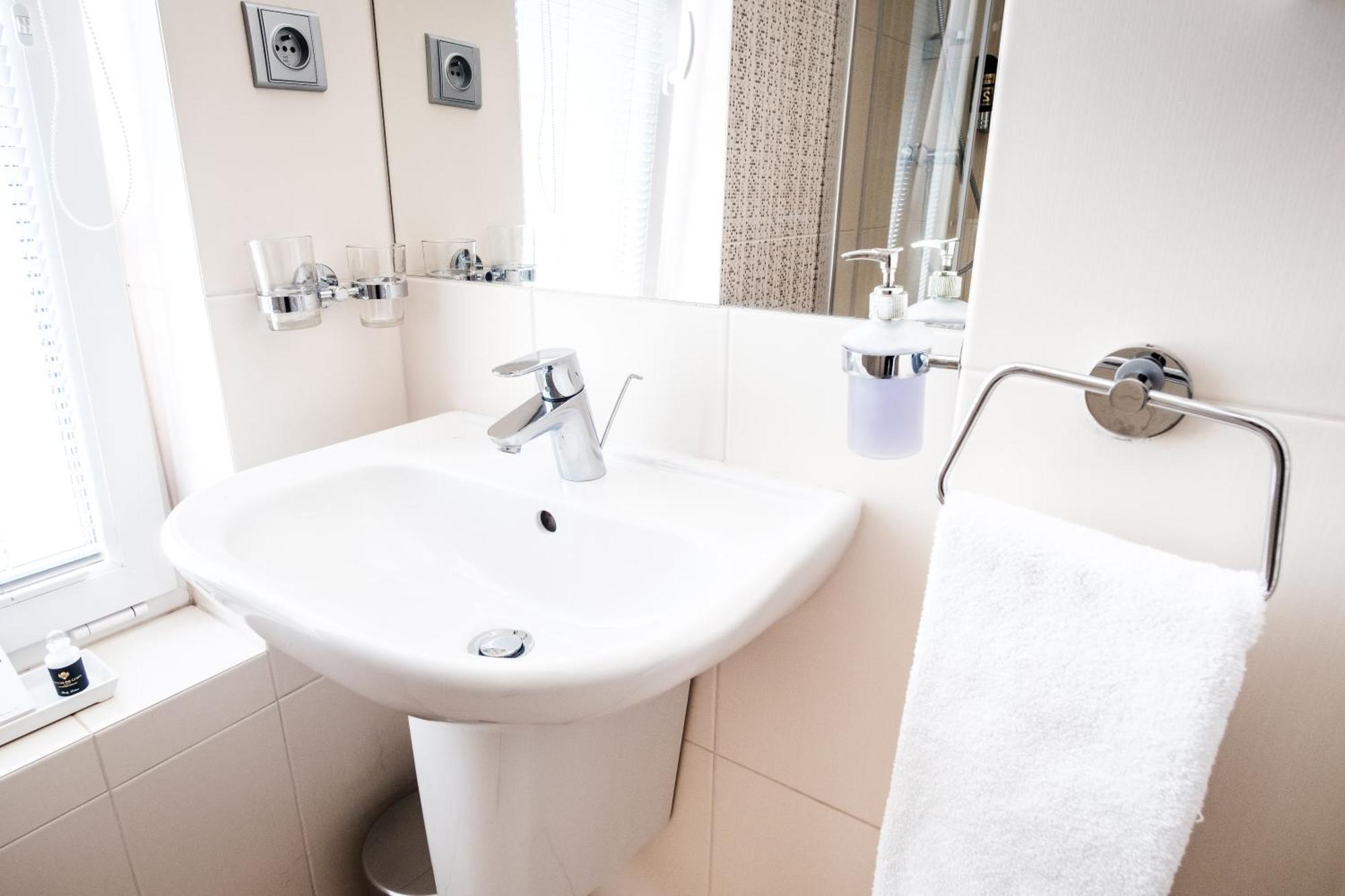 Hotel Deluxe With Free Wellness And Fitness Centrum Nitra Quarto foto